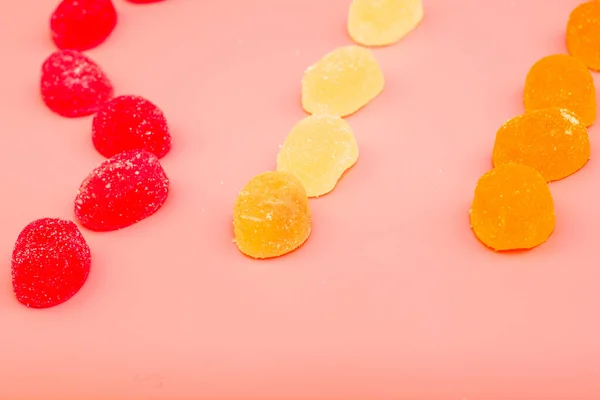 Bunte Marmeladenbonbons Reihenweise Auf Rosa Hintergrund Ausgebreitet Hochwertiges Foto — Stockfoto