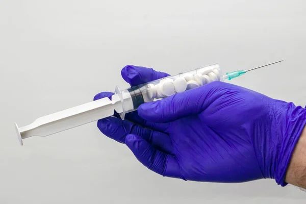 Medicina Vacinação Conceito Farmácia Uma Mão Uma Luva Médica Azul — Fotografia de Stock