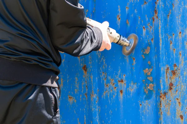 Hombre Limpia Pintura Vieja Una Puerta Hierro Con Pincel Taladro — Foto de Stock