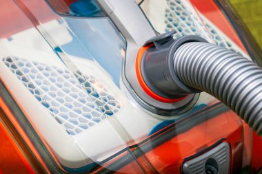 Elektrikli süpürgeyle yakın çekim için hortum bağlanmış. Yüksek kalite fotoğraf