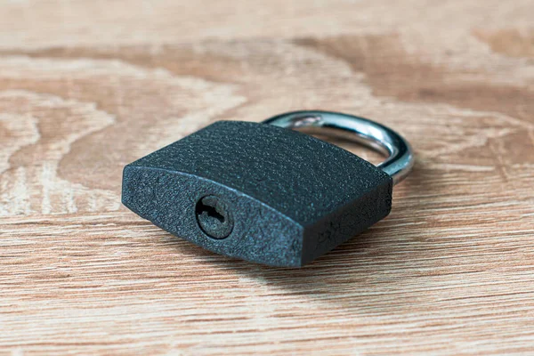 Closed Iron Padlock Shiny Chrome Shackle Wooden Surface High Quality — Stock Photo, Image