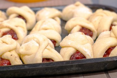 Pişirme için hazırlanmış reçelli ev yapımı kekler. Yüksek kalite fotoğraf