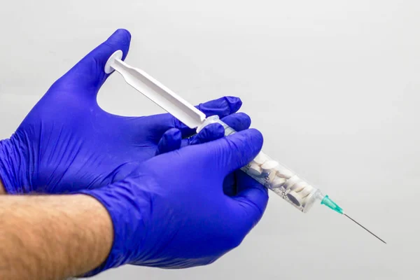 Koncepce Vakcinace Lékárna Ruce Modré Lékařské Rukavici Drží Plastovou Stříkačku — Stock fotografie