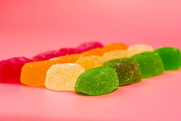 Bunte Marmelade Bonbons Reihen Von Farbe Auf Einem Rosa Hintergrund — Stockfoto