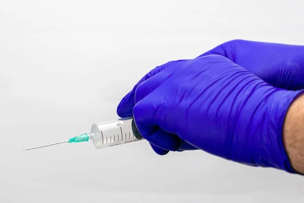 Ruce Modrých Lékařských Rukavicích Drží Injekční Stříkačku Koncepcí Vakcinace Kvalitní — Stock fotografie