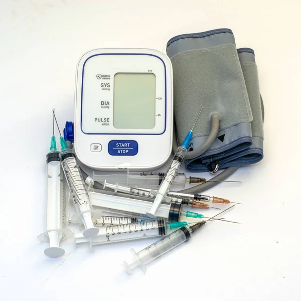 Ein Blutdruckmessgerät Und Viele Spritzen Drumherum Hochwertiges Foto — Stockfoto