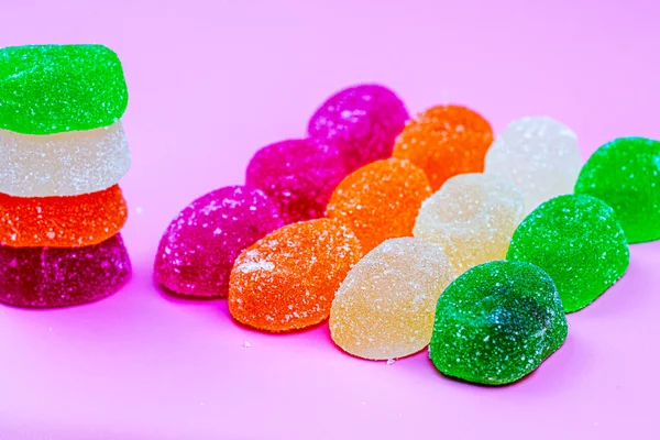 Bunte Marmelade Bonbons Einem Stapel Und Reihen Von Farben Auf — Stockfoto