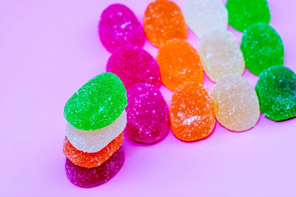 Bunte Marmelade Bonbons Einem Stapel Und Reihen Von Farben Auf — Stockfoto