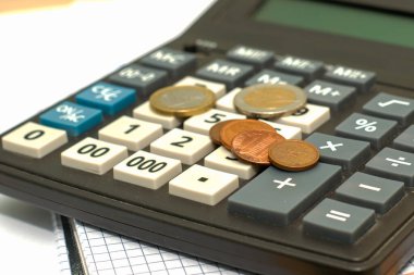 Hesap makinesinin klavyesindeki küçük paralar yakın plan. Yüksek kalite fotoğraf