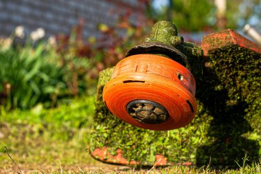 Çim biçme makinesinde eski yıpranmış bir makara. Yüksek kalite fotoğraf