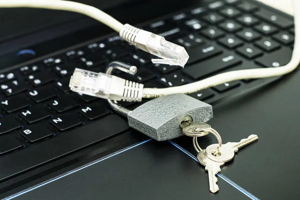 Internet Kábel Áthalad Egy Nyitott Vas Zár Kulcsokkal Egy Laptop — Stock Fotó