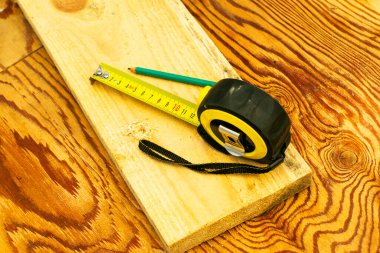 Ahşap bir tahtanın üzerindeki mezura. Yüksek kalite fotoğraf