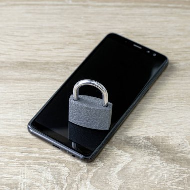 Akıllı telefon konsepti veri korumasına kapalı asma kilit. Yüksek kalite fotoğraf