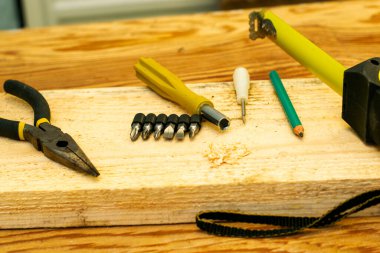 Bant pense kalem tornavida ve marangozların tezgahında tahta ölçüyorum. Yüksek kalite fotoğraf