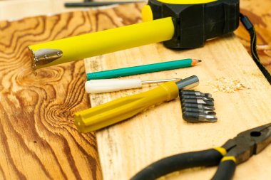 Bant pense kalem tornavida ve marangozların tezgahında tahta ölçüyorum. Yüksek kalite fotoğraf