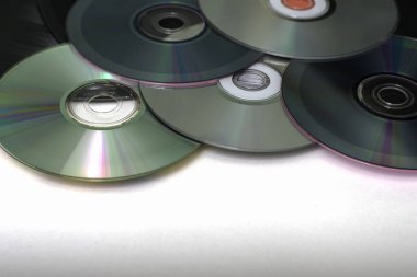Beyaz yüzey konsept bilgi depolama üzerine vinil diskler ve CD 'ler. Yüksek kalite fotoğraf