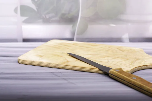 Planche Découper Bois Couteau Sur Table Cuisine Photo Haute Qualité — Photo