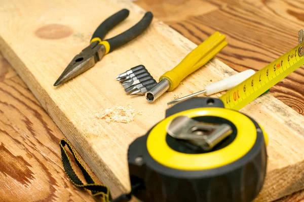 Het Meten Van Tape Tangen Potlood Schroevendraaiers Een Plank Werkbank — Stockfoto