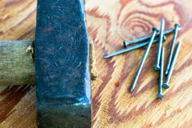 Büyük bir demir çekiç ve tahta yüzeyde çiviler. Yüksek kalite fotoğraf