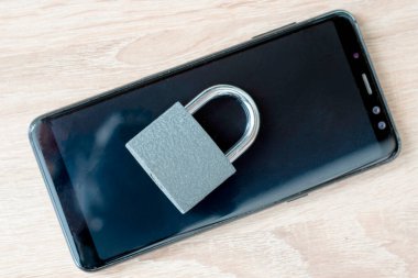 Akıllı telefon konsepti veri korumasına kapalı asma kilit. Yüksek kalite fotoğraf