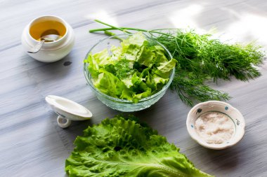 Güneşli mutfak masasında salata dereotlu zeytinyağı vejetaryenlik uygun beslenme diyeti. Yüksek kalite fotoğraf