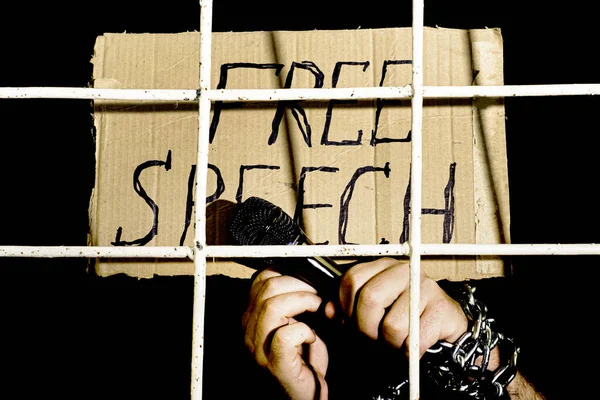 鉄の鎖で縛られた言論の自由という概念にはマイクと看板があり鉄の刑務所のバーの後ろには言論の自由が刻まれています 高品質の写真 — ストック写真