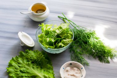 Güneşli mutfak masasında salata dereotlu zeytinyağı vejetaryenlik uygun beslenme diyeti. Yüksek kalite fotoğraf