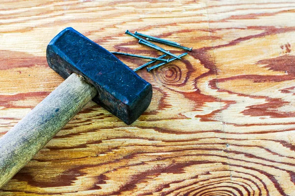 Gran Martillo Hierro Clavos Espacio Copia Superficie Madera Foto Alta — Foto de Stock