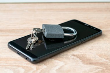Akıllı telefon veri koruması kavramına dayanan kapalı asma kilit. Yüksek kalite fotoğraf