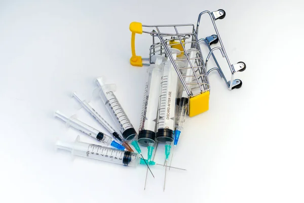 Carrello Della Spesa Capovolto Con Siringhe Sfondo Bianco Vaccinazioni Farmacologiche — Foto Stock