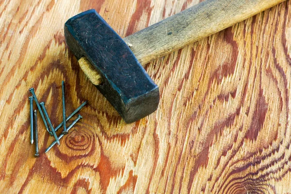 Gran Martillo Hierro Clavos Espacio Copia Superficie Madera Foto Alta — Foto de Stock