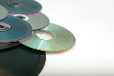 Bilgi ilerlemesinin beyaz yüzey konsept depolama üzerinde vinil diskler ve CD 'ler