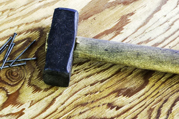 Gran Martillo Hierro Clavos Espacio Copia Superficie Madera Foto Alta — Foto de Stock