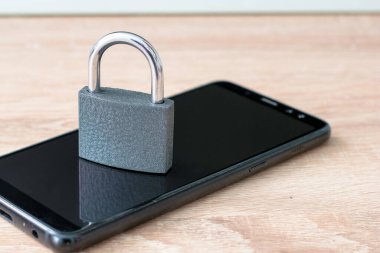 Akıllı telefon konsepti veri korumasına kapalı asma kilit. Yüksek kalite fotoğraf