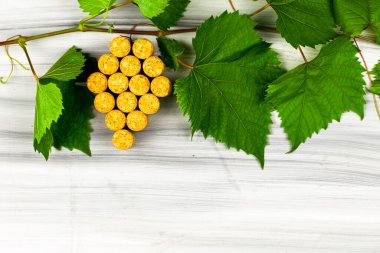 Ahşap zemin üzerinde üzüm yaprakları çerçeve şarap mantarları monte edilir. Yüksek kalite fotoğraf