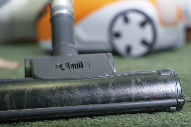 Turbo süpürge fırçası ve yeşil halı. Yüksek kalite fotoğraf