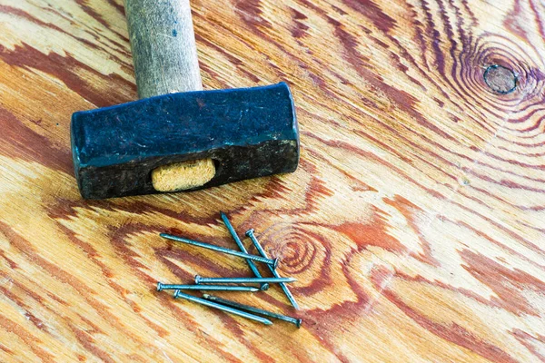 Gran Martillo Hierro Clavos Espacio Copia Superficie Madera Foto Alta — Foto de Stock