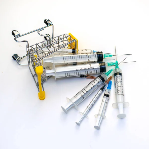 Převrácený Nákupní Košík Injekčními Stříkačkami Bílém Podkladovém Konceptu Očkování Proti — Stock fotografie