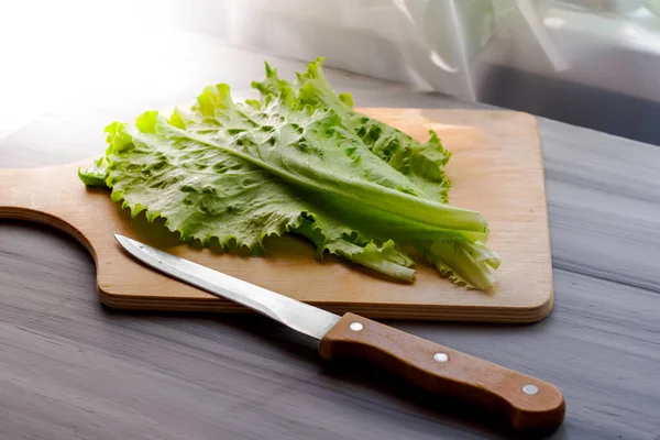 Lettuce Leaves Cutting Board Next Knife Table High Quality Photo — Stock Photo, Image