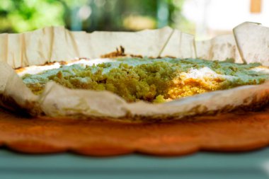 Turuncu bir tezgahta, kağıt üzerinde kum keki. Yüksek kalite fotoğraf