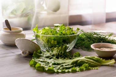 Güneşli mutfak masasında salata dereotlu zeytinyağı vejetaryenlik uygun beslenme diyeti. Yüksek kalite fotoğraf