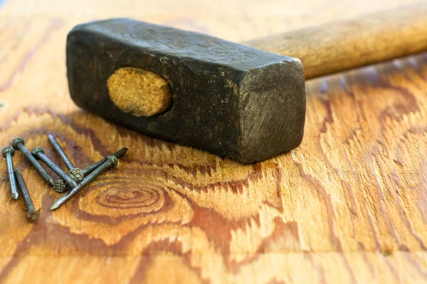 Gran Martillo Hierro Clavos Una Superficie Madera Foto Alta Calidad — Foto de Stock