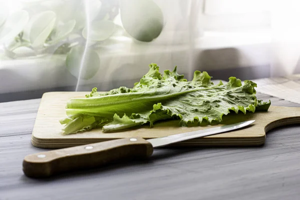 Lettuce Leaves Cutting Board Next Knife Table High Quality Photo — Stock Photo, Image