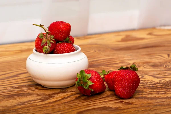 Reife Saftige Rote Erdbeeren Einer Tasse Und Auf Einem Holztisch — Stockfoto