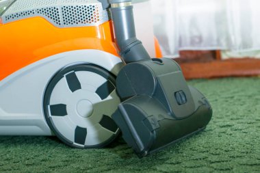 Turbo süpürge fırçası ve yeşil halı. Yüksek kalite fotoğraf