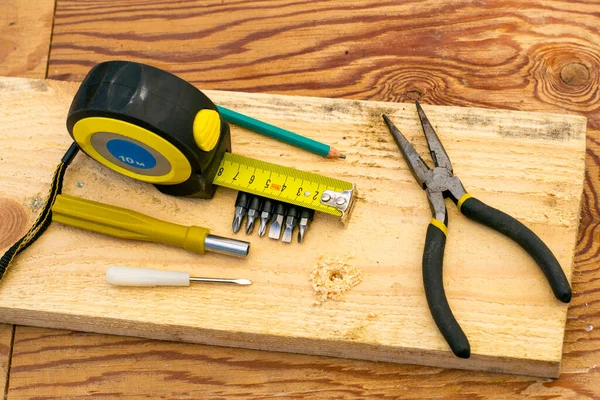 Het Meten Van Tape Tangen Potlood Schroevendraaiers Een Plank Werkbank — Stockfoto