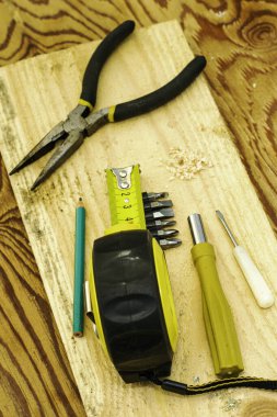 Bant pense kalem tornavida ve marangozların tezgahında tahta ölçüyorum. Yüksek kalite fotoğraf