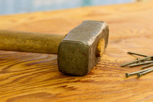 Gran Martillo Hierro Clavos Una Superficie Madera Foto Alta Calidad — Foto de Stock