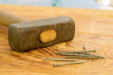 Büyük bir demir çekiç ve tahta yüzeyde çiviler. Yüksek kalite fotoğraf