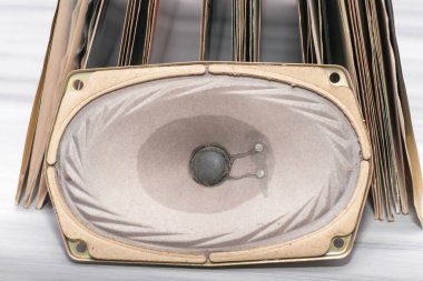 Beyaz arka plan ses kayıt teknolojisi kavramının hoparlörünün yanındaki vinil kayıtlar. Yüksek kalite fotoğraf